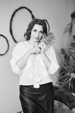 Çekici kızıl saçlı orta yaşlı kadın, stüdyo fotoğraf çekimi.