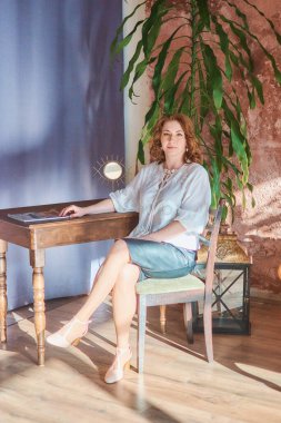 Çekici kızıl saçlı orta yaşlı kadın, stüdyo fotoğraf çekimi.