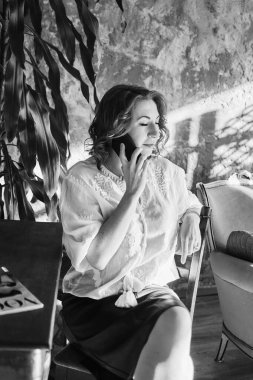 Çekici kızıl saçlı orta yaşlı kadın, stüdyo fotoğraf çekimi.