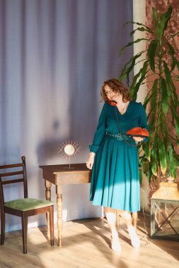 Retro telefonlu orta yaşlı bir kadın.