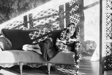 Eski moda elbiseli orta yaşlı bir kadın. 