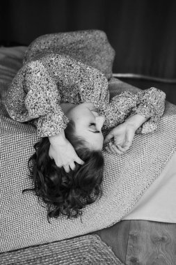 Yatakta rüya gibi orta yaşlı bir kadın.