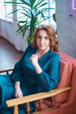 Eski moda elbiseli orta yaşlı bir kadın. 