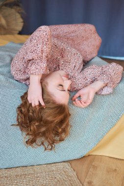 Yatakta rüya gibi orta yaşlı bir kadın.