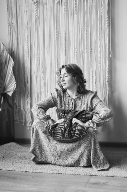 Yatakta rüya gibi orta yaşlı bir kadın.