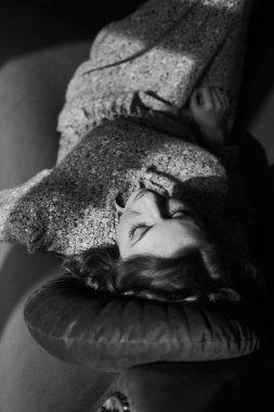 Yatakta rüya gibi orta yaşlı bir kadın.