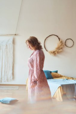 Hayalperest orta yaşlı bir kadın. 