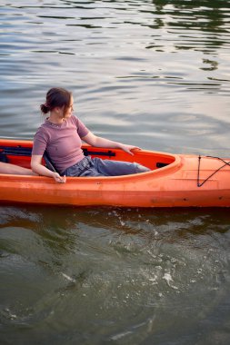    Birbirlerine aşık çiftler gün batımında nehirde kano yapıyorlar.                           