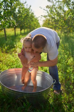          Baba banyodan sonra bebeğini sarıp öper.                      