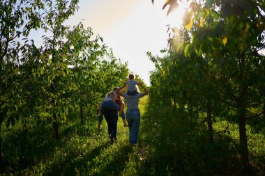      Aileler çocuklarını sırtlarında taşırlar.                          