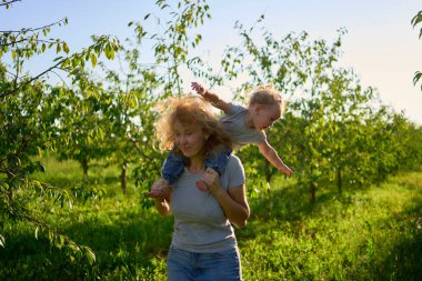      Aileler çocuklarını sırtlarında taşırlar.                          