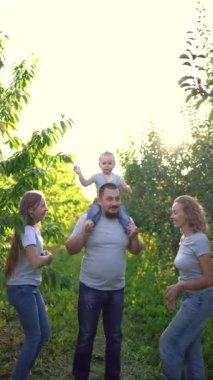 Aile yeni yürümeye başlayan çocuklarıyla oynuyor.