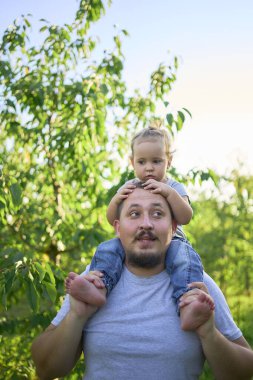  Babam omuzlarında bir bebekle oynuyor.                       