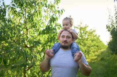  Babam omuzlarında bir bebekle oynuyor.                       