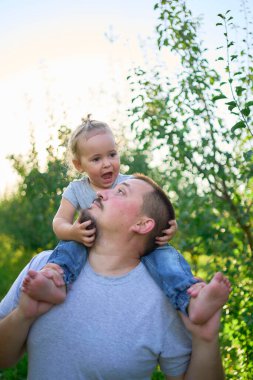  Babam omuzlarında bir bebekle oynuyor.                       
