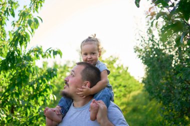  Babam omuzlarında bir bebekle oynuyor.                       