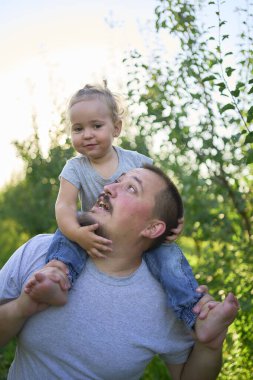  Babam omuzlarında bir bebekle oynuyor.                       