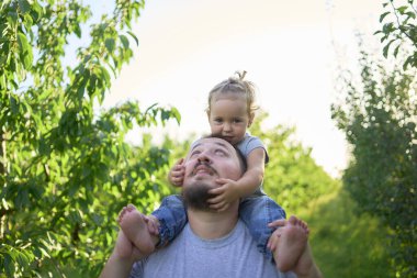  Babam omuzlarında bir bebekle oynuyor.                       