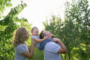      Aile yeni yürümeye başlayan çocuklarıyla oynuyor.                          