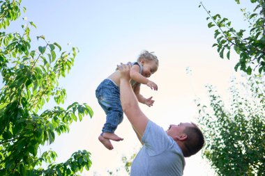          Bir baba yeni yürümeye başlayan bir çocukla oynar.                 