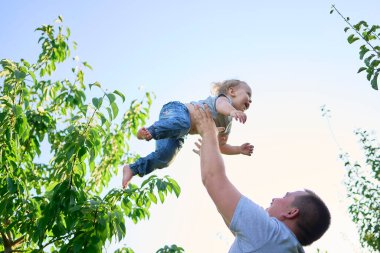          Bir baba yeni yürümeye başlayan bir çocukla oynar.                 