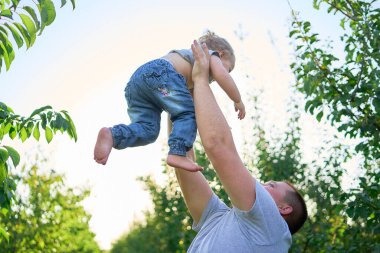          Bir baba yeni yürümeye başlayan bir çocukla oynar.                 