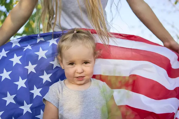        Bağımsızlık Günü pikniğinde Amerikan bayrağıyla yürüyen çocuk.                        