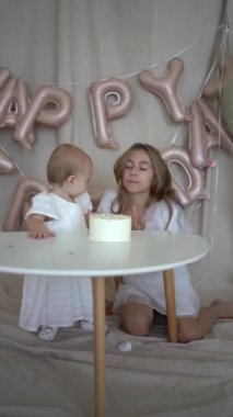 Küçük kız ilk doğum günü pastasını annesi ve küçük kız kardeşiyle denedi.