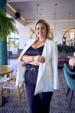       Orta yaşlı kadın portresi artı eski moda kıyafetler içinde lüks bir restoranda.                         