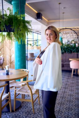       Orta yaşlı kadın portresi artı eski moda kıyafetler içinde lüks bir restoranda.                         