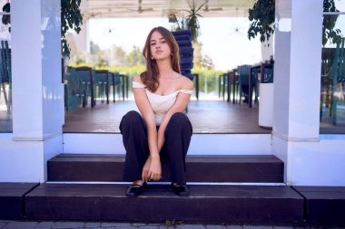    16 yaşındaki genç bir kızın portresi. Eski moda kıyafetlerle şık bir restoranda.                           