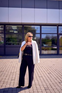       Orta yaşlı kadın portresi artı eski moda kıyafetler içinde lüks bir restoranda.                         