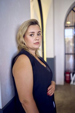  Orta yaşlı ve zengin bir kadın şık bir restoranda eski moda kıyafetler giyiyor.