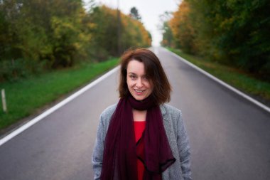       30 yaşında, orta boylu, sonbahar bahçesinde kırmızı çarşaf giymiş bir kadın.                        