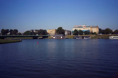 Krakow, Polonya, 6 Eylül 2024 - Vistula Nehri üzerinde tekne gezisi, nehirden Krakow manzarası