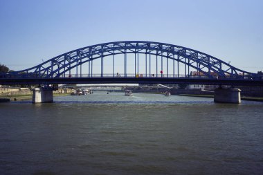 Krakow, Polonya, 6 Eylül 2024 - Vistula Nehri üzerinde tekne gezisi, nehirden Krakow manzarası