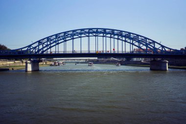 Krakow, Polonya, 6 Eylül 2024 - Vistula Nehri üzerinde tekne gezisi, nehirden Krakow manzarası