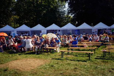 Krakow, Polonya, 6 Eylül 2024 - aktif yaşlılar gününü kutluyoruz. XI International Senioralia 2024