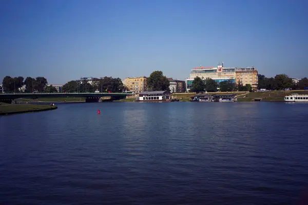 Krakow, Polonya, 6 Eylül 2024 - Vistula Nehri üzerinde tekne gezisi, nehirden Krakow manzarası