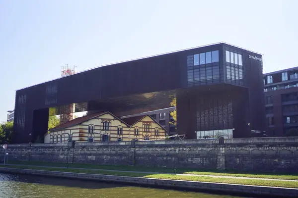 Krakow, Polonya, 6 Eylül 2024 - Vistula Nehri üzerinde tekne gezisi, nehirden Krakow manzarası