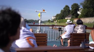 Krakow, Polonya, 6 Eylül 2024 - Vistula Nehri üzerinde tekne gezisi, nehirden Krakow manzarası