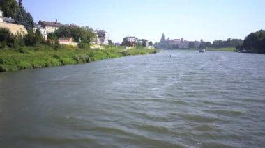 Krakow, Polonya, 6 Eylül 2024 - Vistula Nehri üzerinde tekne gezisi, nehirden Krakow manzarası