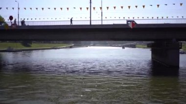 Krakow, Polonya, 6 Eylül 2024 - Vistula Nehri üzerinde tekne gezisi, nehirden Krakow manzarası