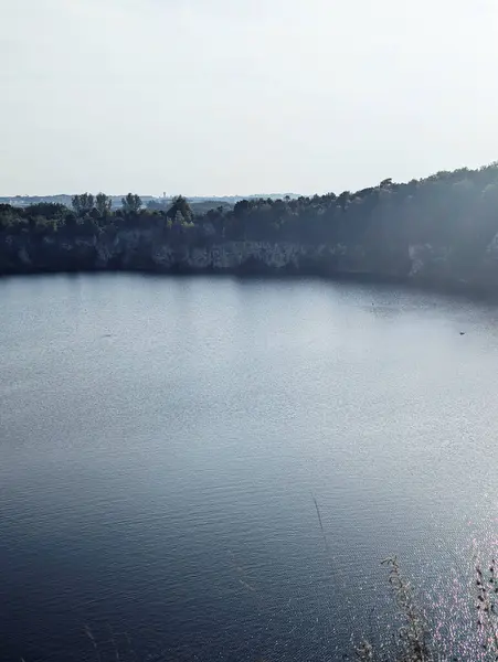  Şehrin ortasında temiz su, kaya ve harika manzaralı eski bir taş ocağı.