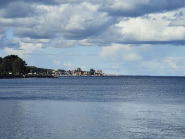 Klampenborg, Kopenhag 'daki rıhtımda martılar ve taşlar