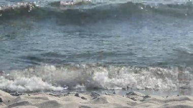 Deniz kıyısında sörf dalgaları