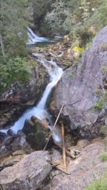 Polonya 'daki Tatra dağlarında şelale