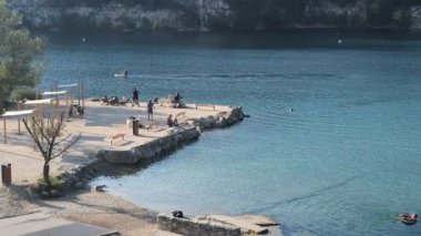 Krakow, Polonya - 17 Şubat 2024: Temiz su, kaya ve şehrin ortasındaki muhteşem manzaralı eski taş ocağı