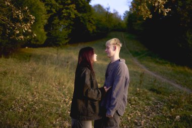         15 yaşındaki aşık genç bir çift, sonbahar parkında duygusal bir kavga eder.                       