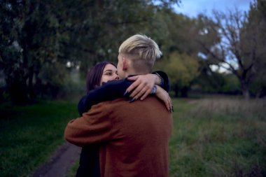       15 yaşındaki aşık genç bir çift soğuk bir sonbahar akşamı parkta yürür.                         